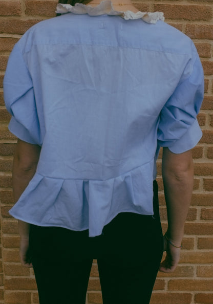 Upcycling-Camicia azzurra con maniche corte a sbuffo