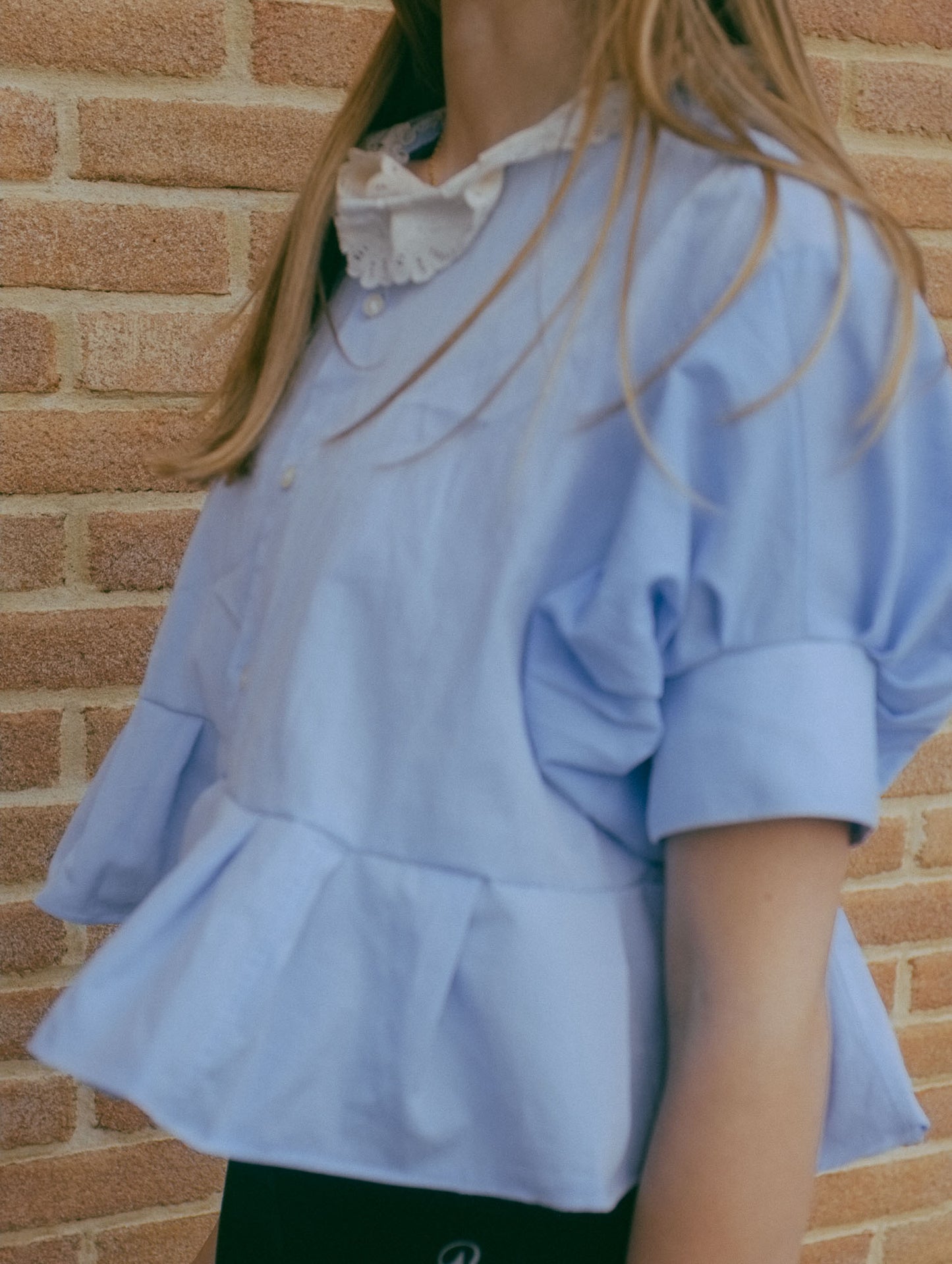 Upcycling-Camicia azzurra con maniche corte a sbuffo