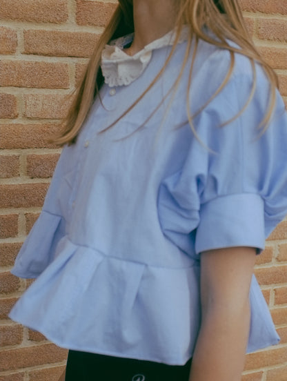 Upcycling-Camicia azzurra con maniche corte a sbuffo