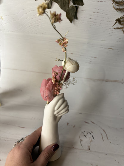 Mano fiorita-composizione vaso con cera e fiori su piattino