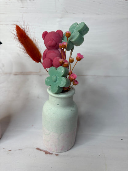 Vaso in ecoresina con fiori in cera