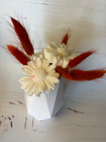 Vaso in ecoresina con fiori in cera