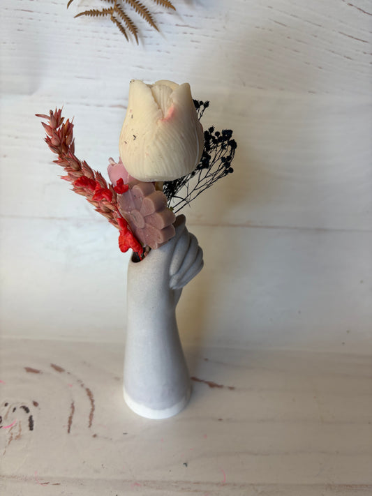 Mano fiorita-composizione vaso con cera e fiori su piattino