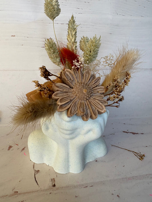 Viso fiorito-composizione vaso con cera e fiori