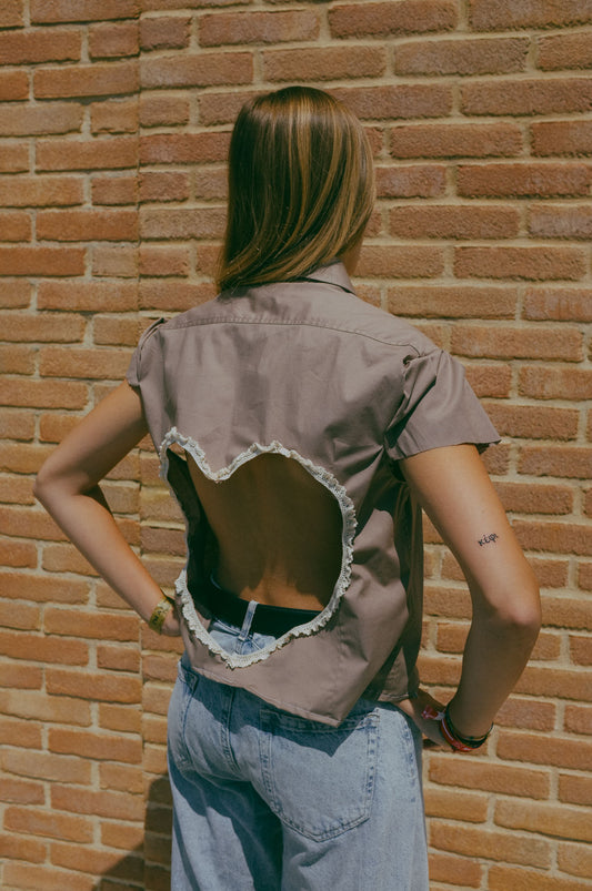 Upcycling-Camicia beige con apertura a cuore sul retro
