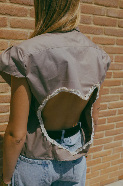 Upcycling-Camicia beige con apertura a cuore sul retro