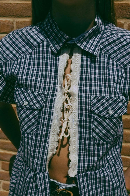 Upcycling-Camicia blu quadrettini con laccetti