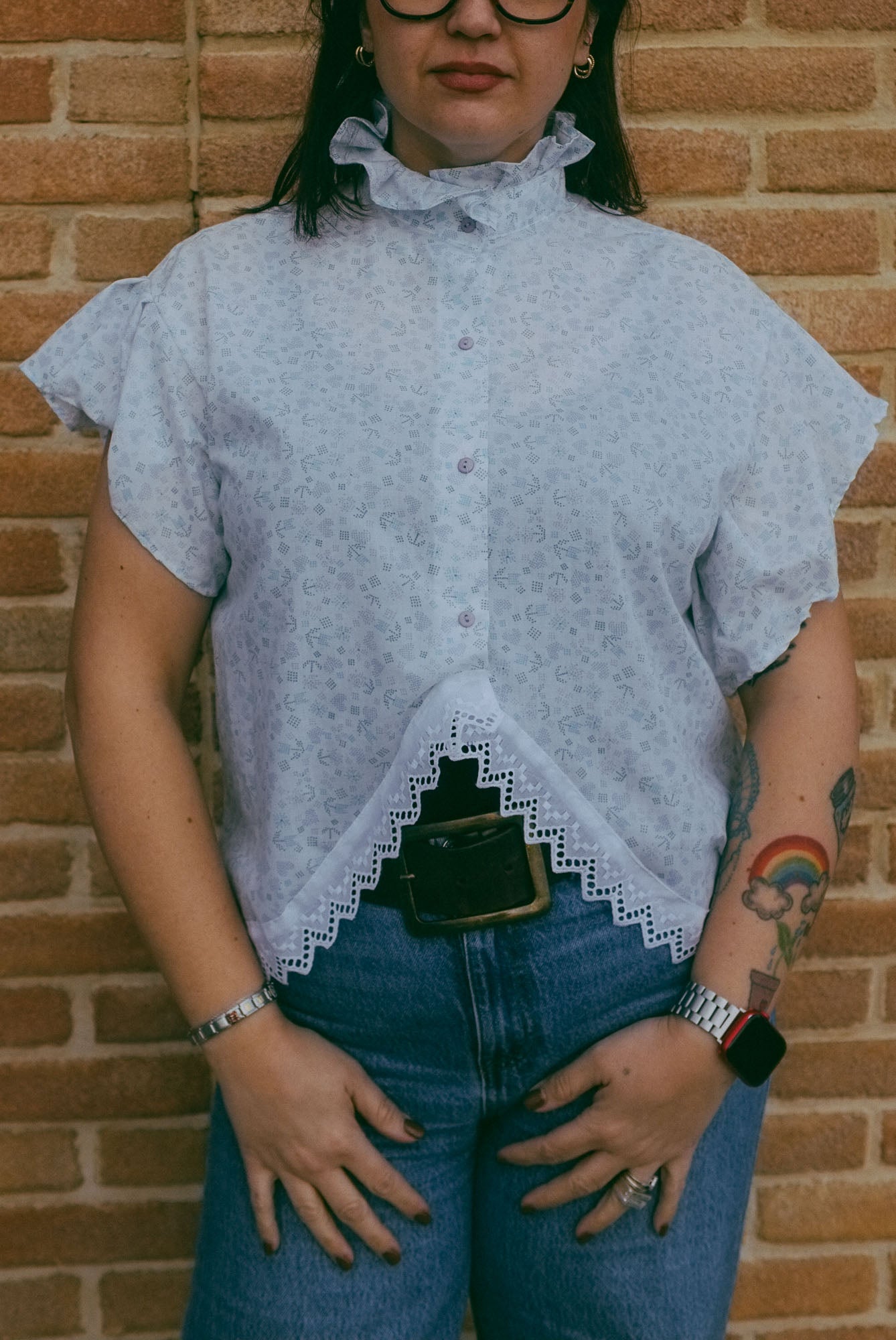 Upcycling-Camicia azzurra triangolo con balze e colletto