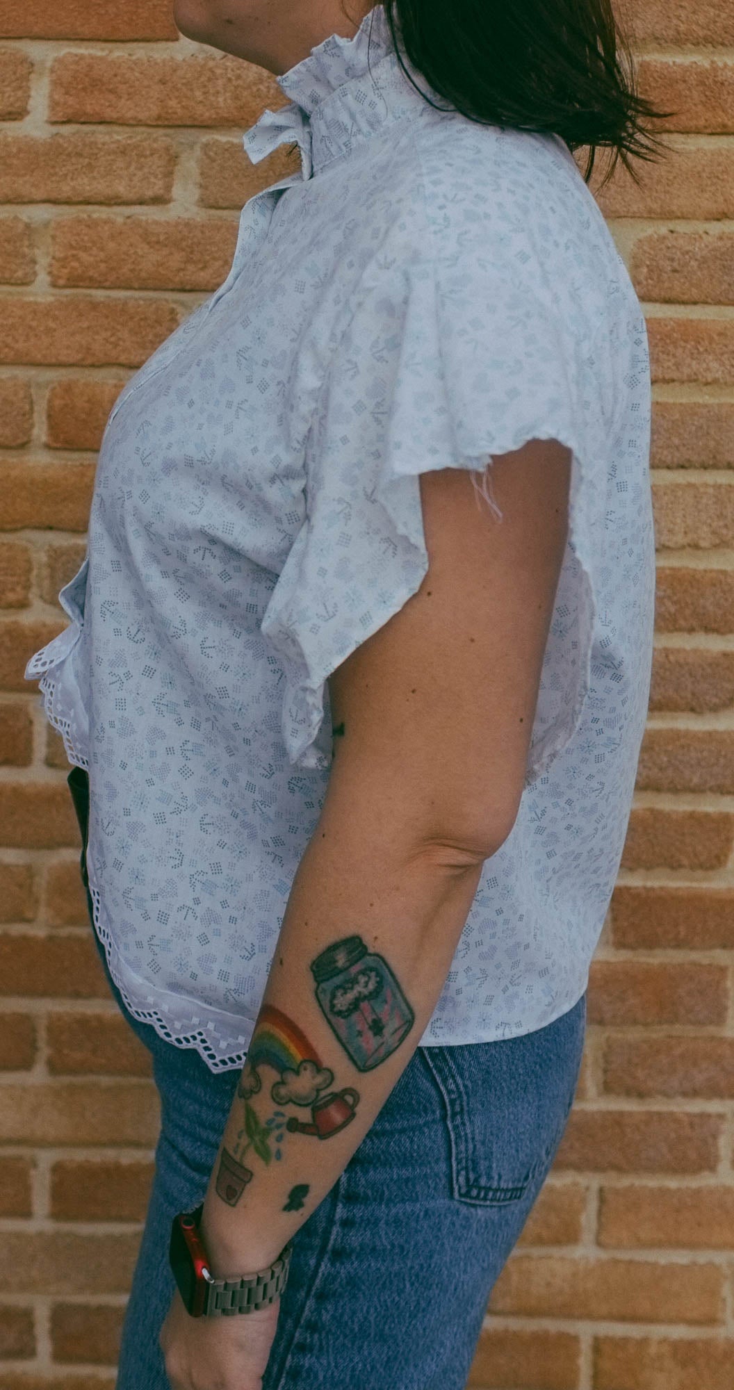 Upcycling-Camicia azzurra triangolo con balze e colletto