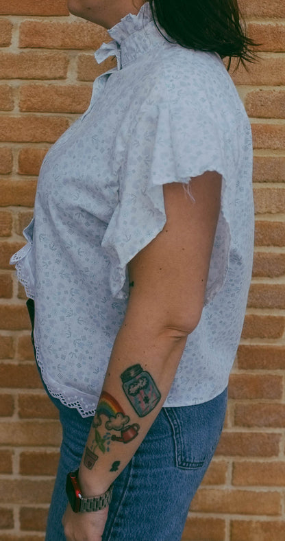 Upcycling-Camicia azzurra triangolo con balze e colletto