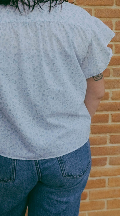 Upcycling-Camicia azzurra triangolo con balze e colletto