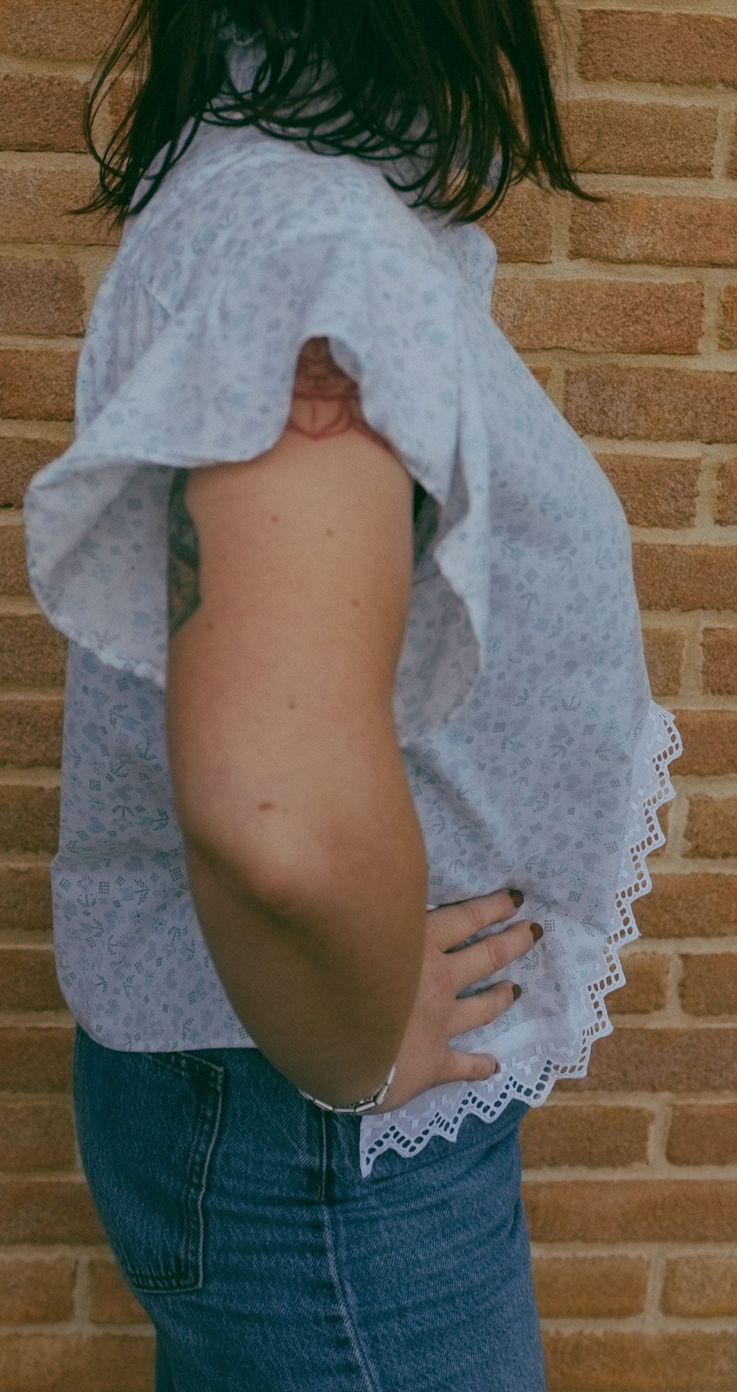 Upcycling-Camicia azzurra triangolo con balze e colletto