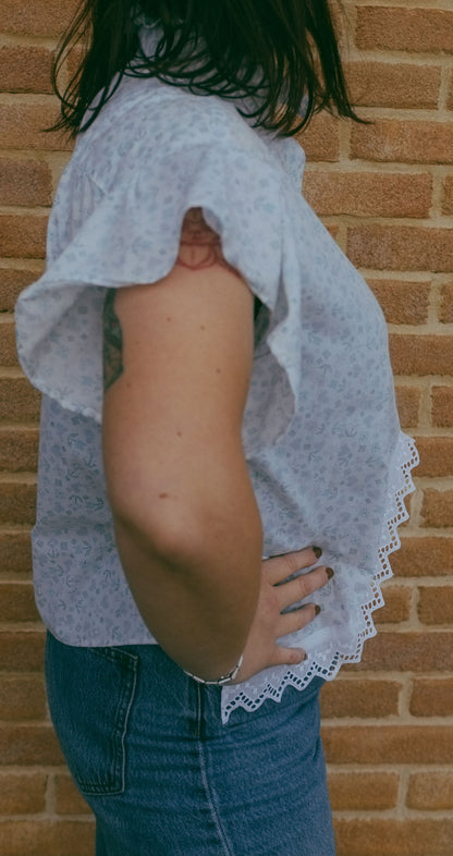 Upcycling-Camicia azzurra triangolo con balze e colletto