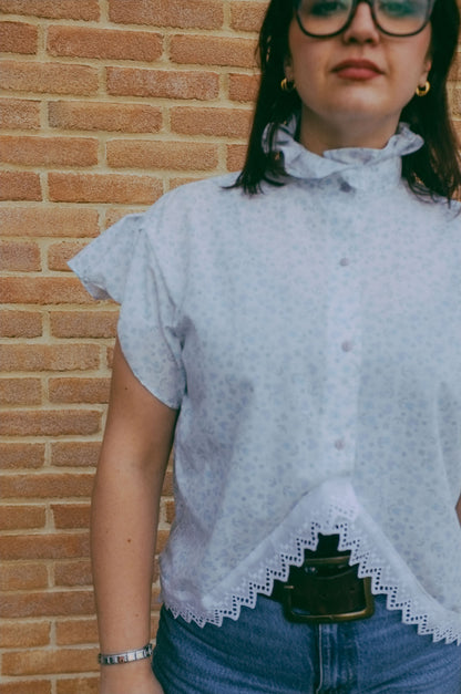 Upcycling-Camicia azzurra triangolo con balze e colletto