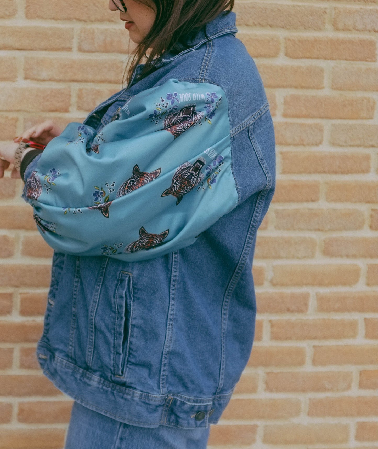 Upcycling-Giacca di jeans con tigre