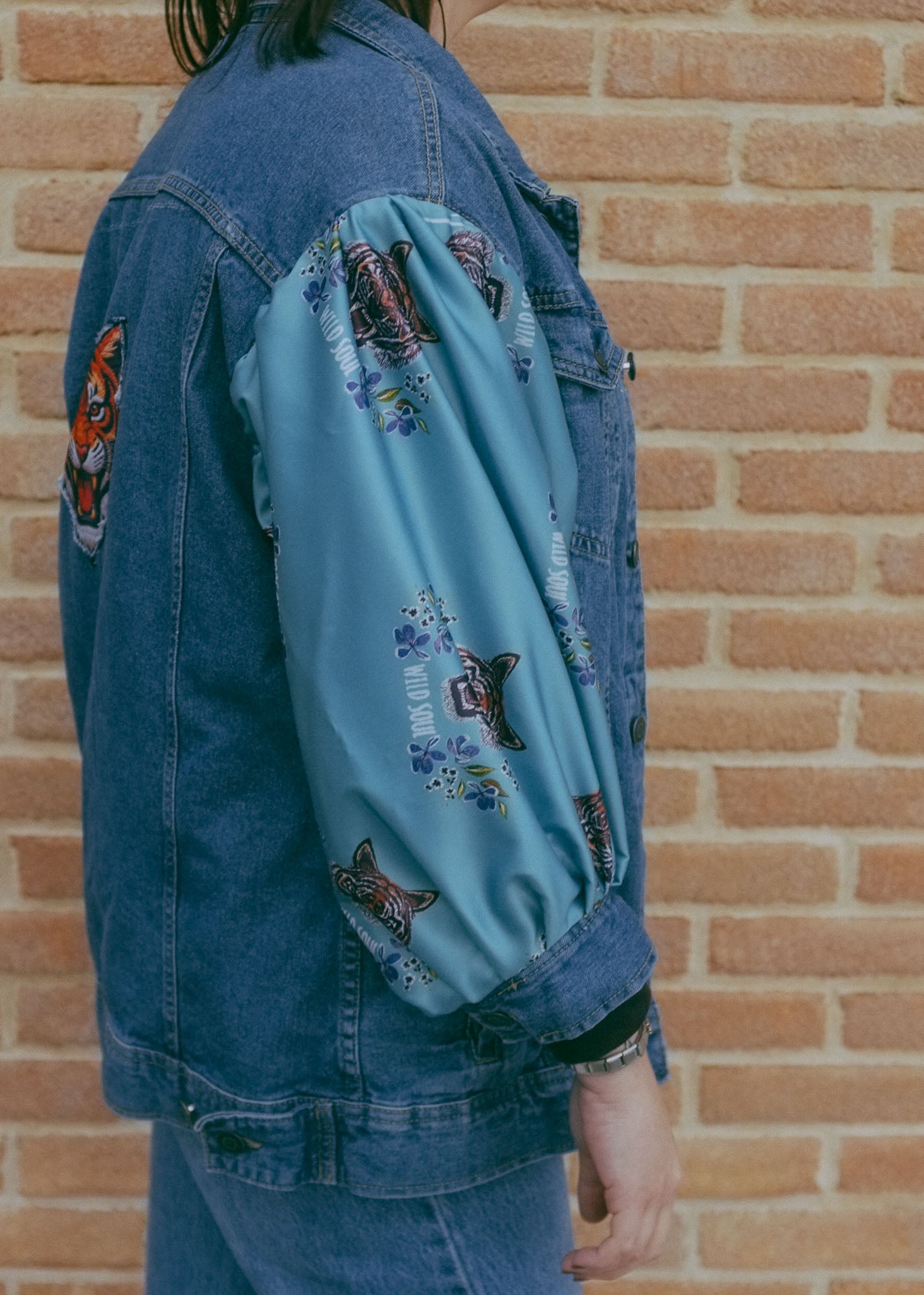 Upcycling-Giacca di jeans con tigre