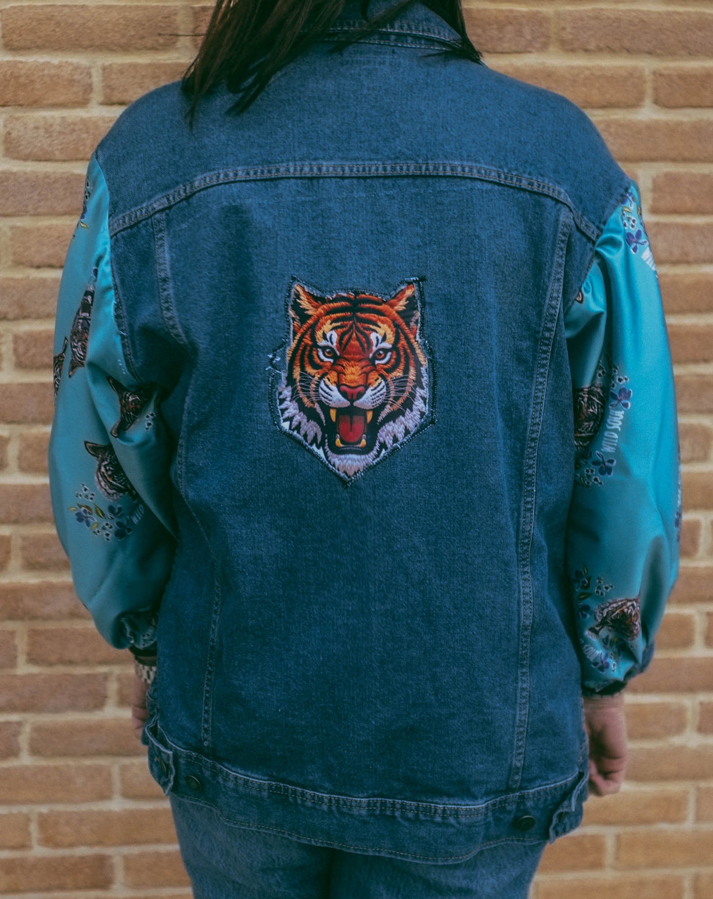 Upcycling-Giacca di jeans con tigre
