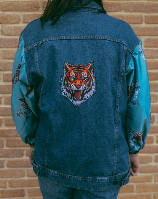 Upcycling-Giacca di jeans con tigre