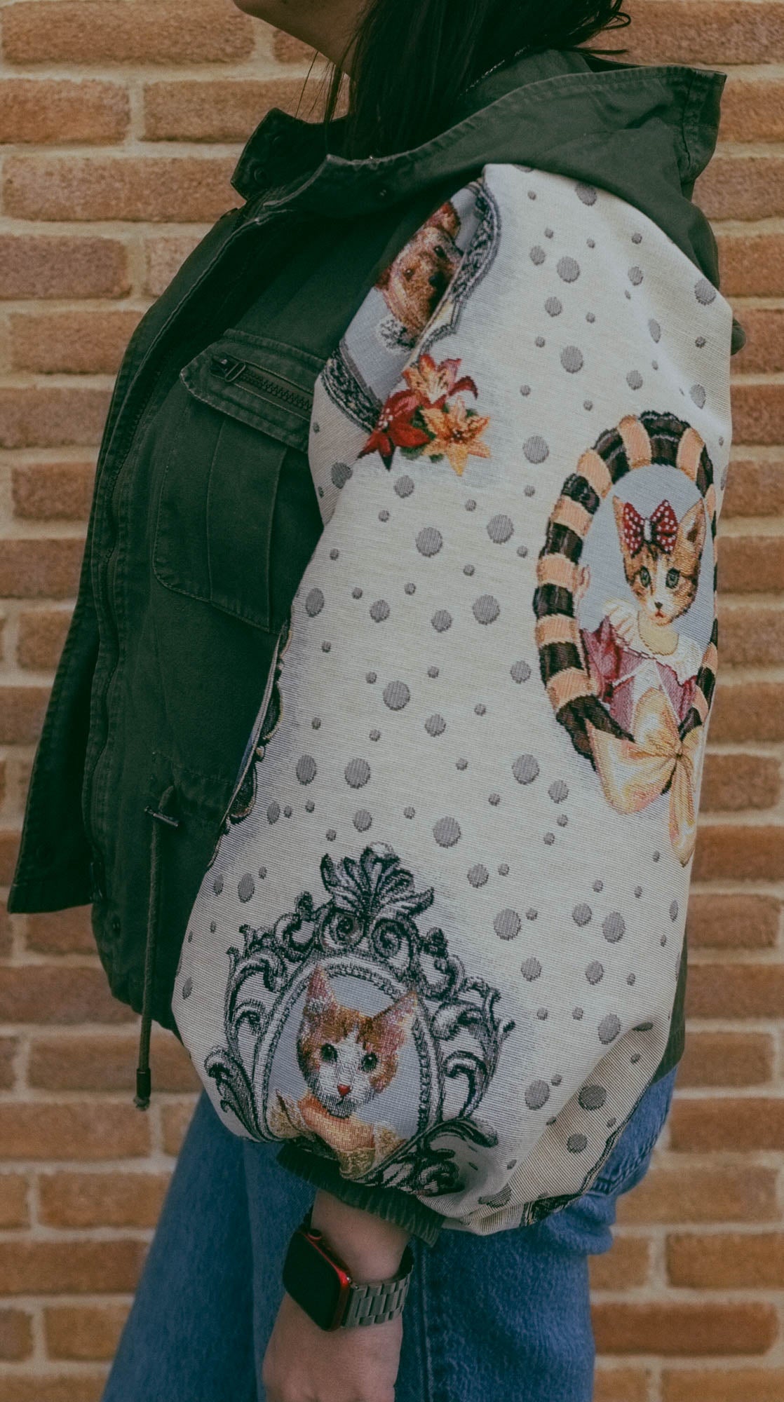 Upcycling-Giacca verdone con maniche cane e gatto