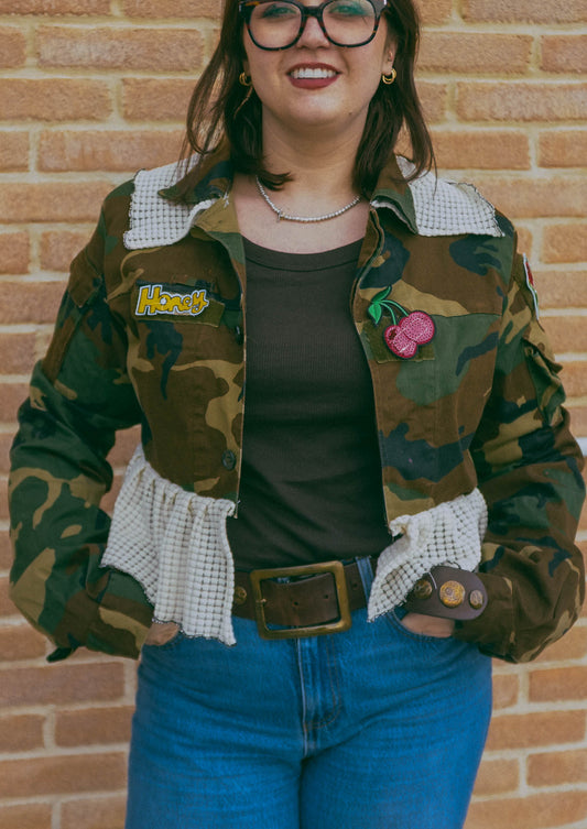 Upcycling-Giacca militare esercito italiano con toppe e voulant