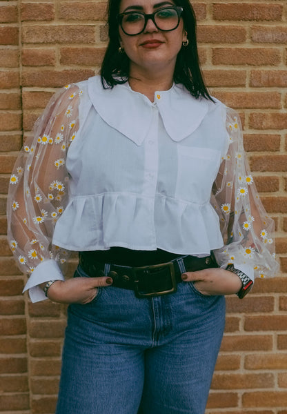 Upcycling-Camicia margherita con maniche in tulle
