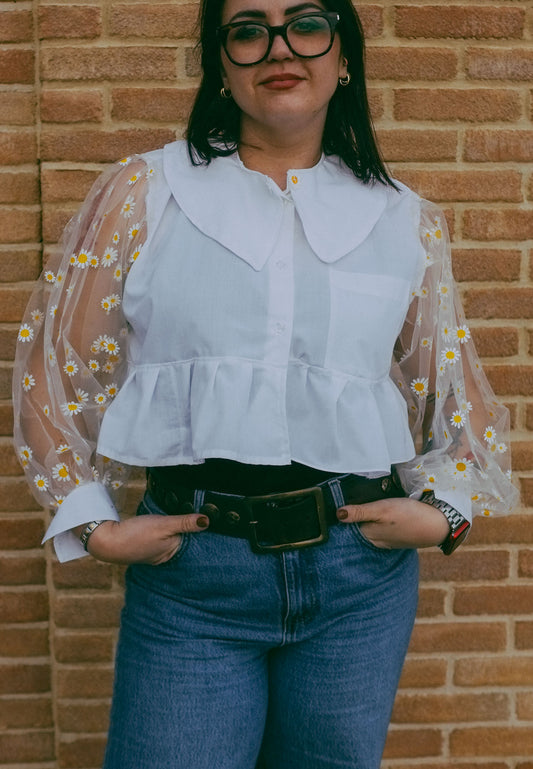 Upcycling-Camicia margherita con maniche in tulle