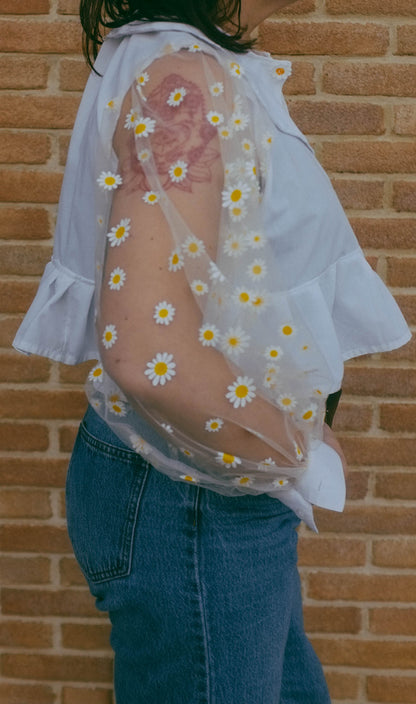 Upcycling-Camicia margherita con maniche in tulle