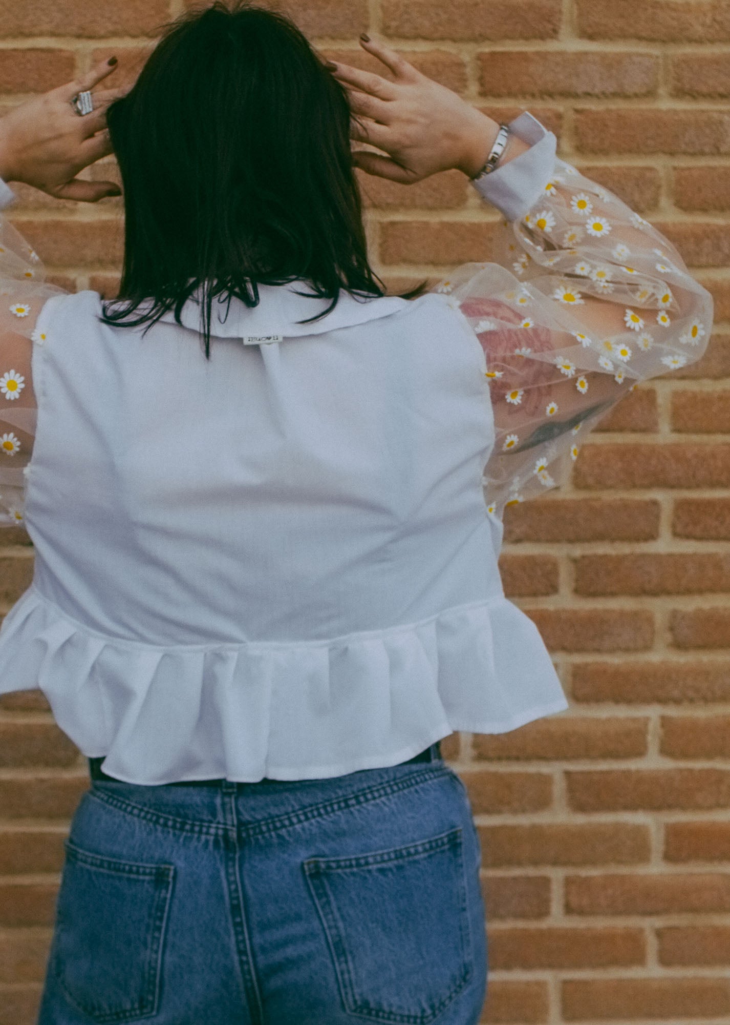 Upcycling-Camicia margherita con maniche in tulle