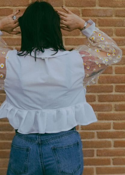 Upcycling-Camicia margherita con maniche in tulle