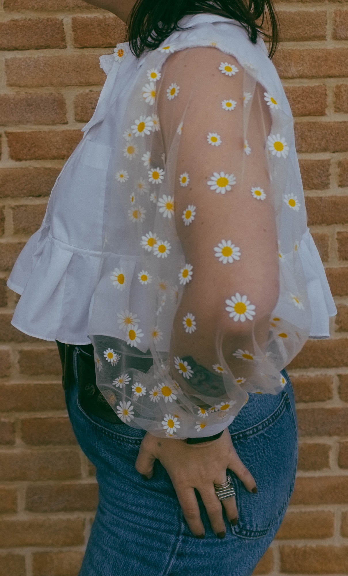 Upcycling-Camicia margherita con maniche in tulle