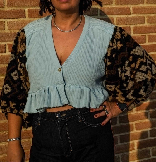 Upcycling- Maglione azzurro scollo a V con maniche a sbuffo in lana