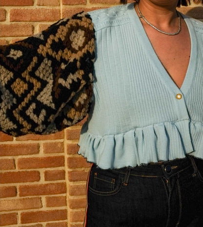 Upcycling- Maglione azzurro scollo a V con maniche a sbuffo in lana