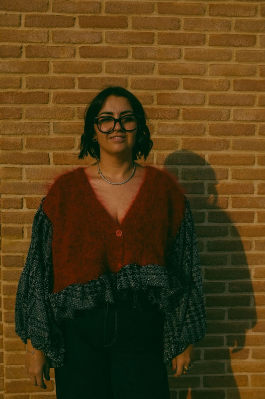 Upcycling- Maglione rosso scollo a V con maniche a sbuffo