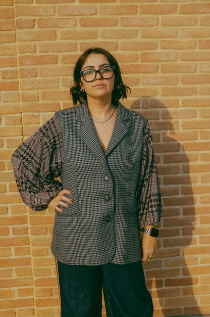 Upcycling-blazer in lana grigia con maniche sbuffo rosa