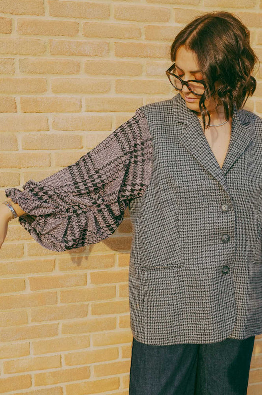 Upcycling-blazer in lana grigia con maniche sbuffo rosa