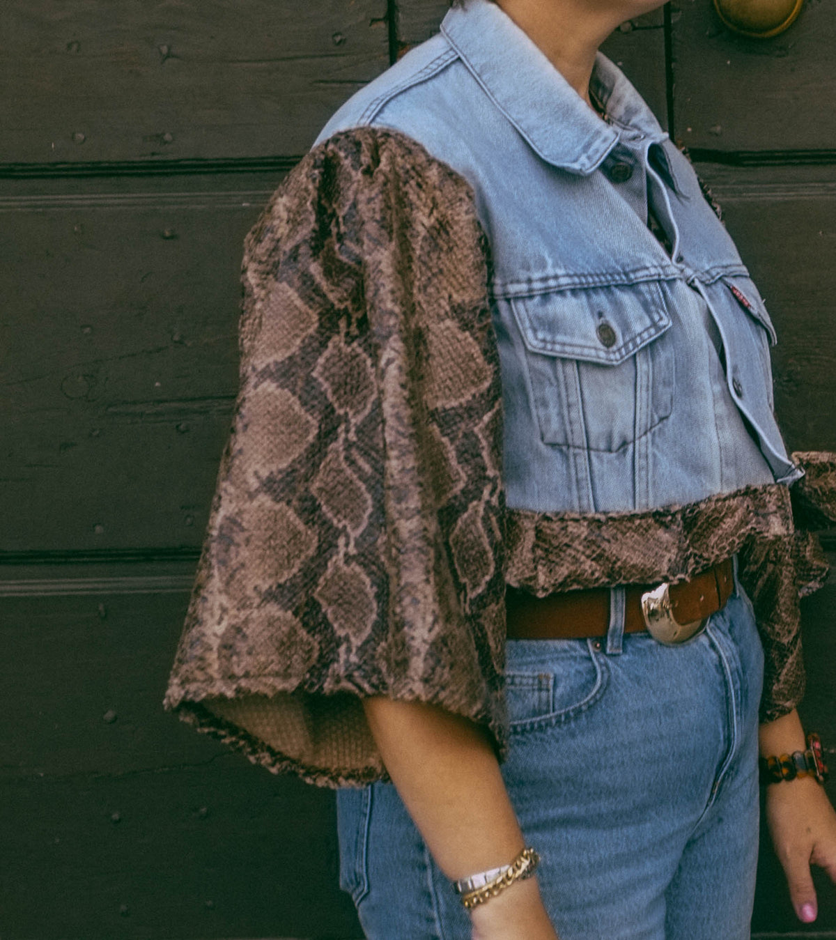 Upcycling-Giacca di jeans Levi's con maniche pitonate