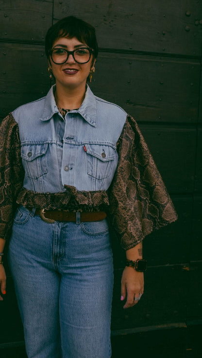 Upcycling-Giacca di jeans Levi's con maniche pitonate