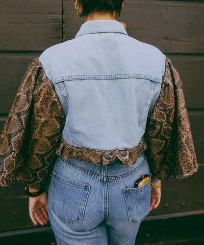 Upcycling-Giacca di jeans Levi's con maniche pitonate