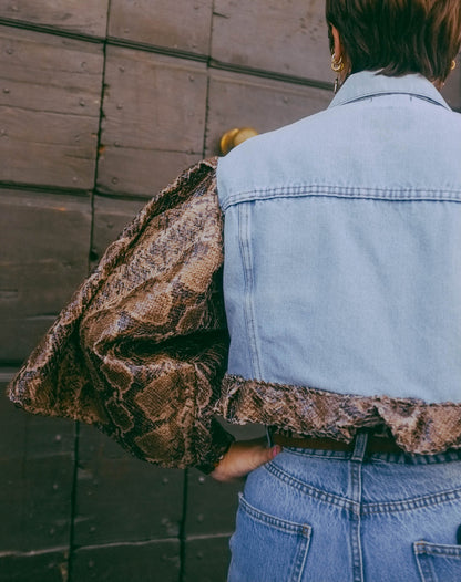Upcycling-Giacca di jeans Levi's con maniche pitonate